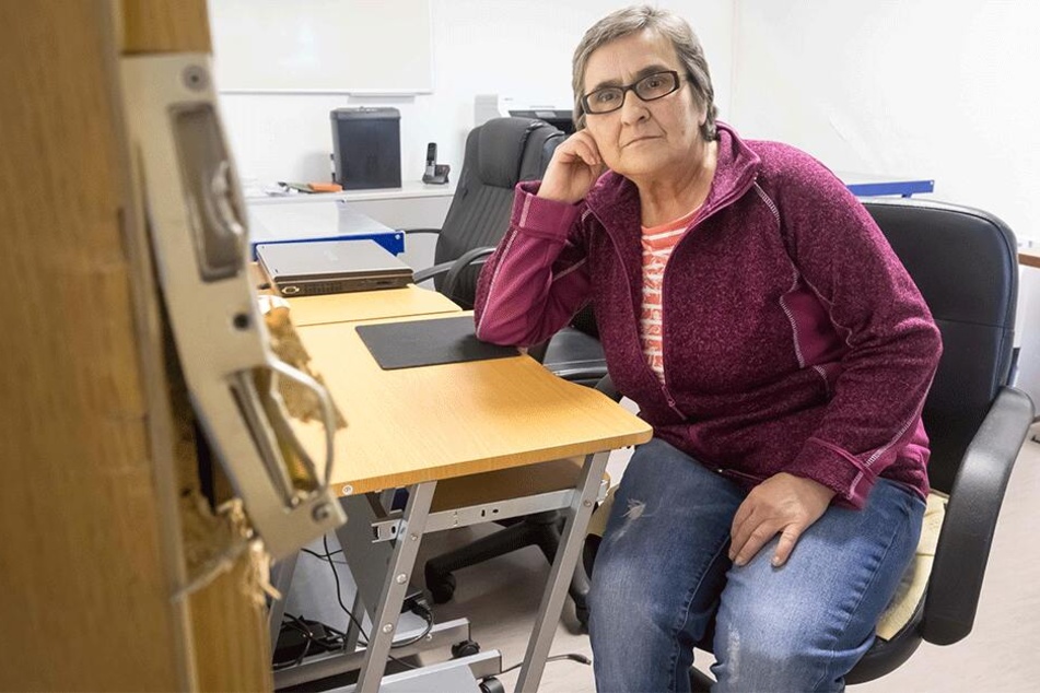 Mitarbeiterin Sabine Wohlrab (64) sitzt fassungslos im aufgebrochenen Computerkabinett des Seniorentreffs.