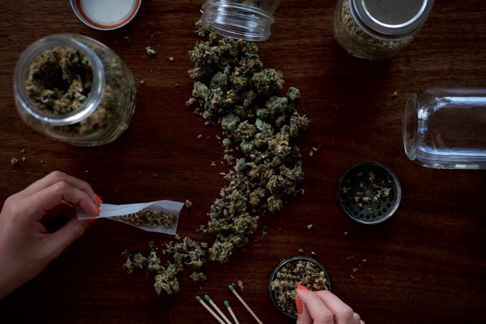 Erstellen eines Marihuana-Joints. (Symbolbild)