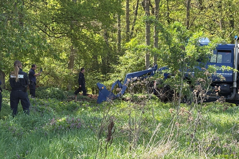 Auch ein spezieller Polizei-Bagger kommt bei den Suchmaßnahmen zum Einsatz.