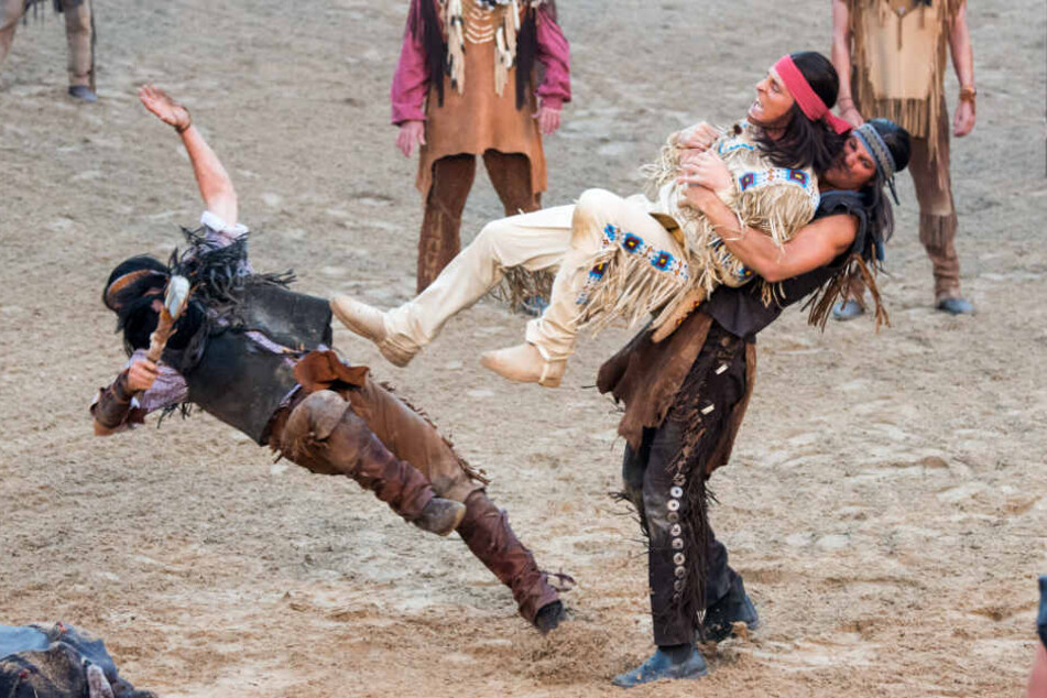 Alexander Klaws (Mitte) setzt sich als Winnetou gegen seine Kontrahenten zur Wehr.