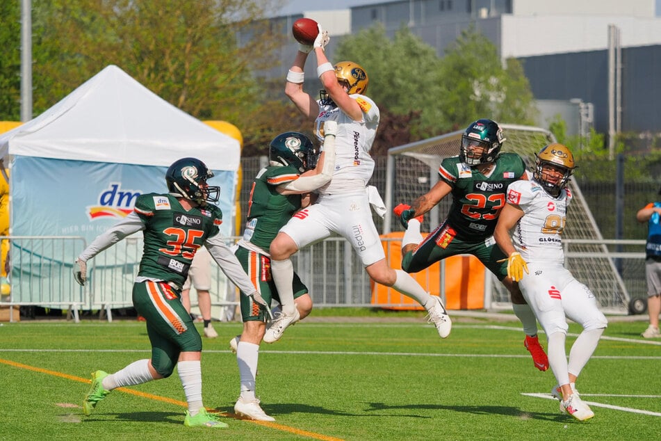 Anthony Tittel (M.) fing den ersten Touchdown für die Monarchs in Kiel.