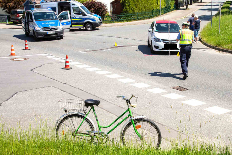 DIe Polizei untersucht die genaue Unfallursache eines Zusammenstoßes von Opel und Fahrrad.
