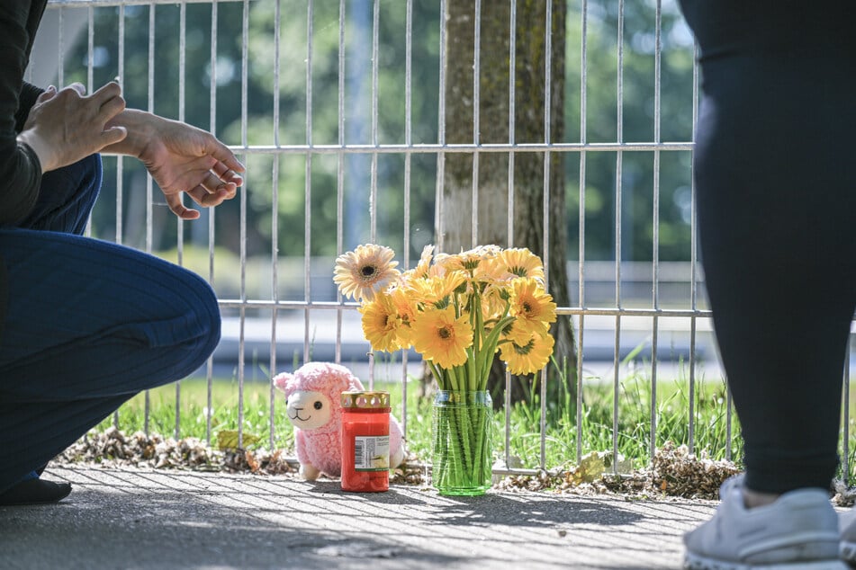 Am Fundort des toten Mädchens werden Blumen und Kuscheltiere niedergelegt.