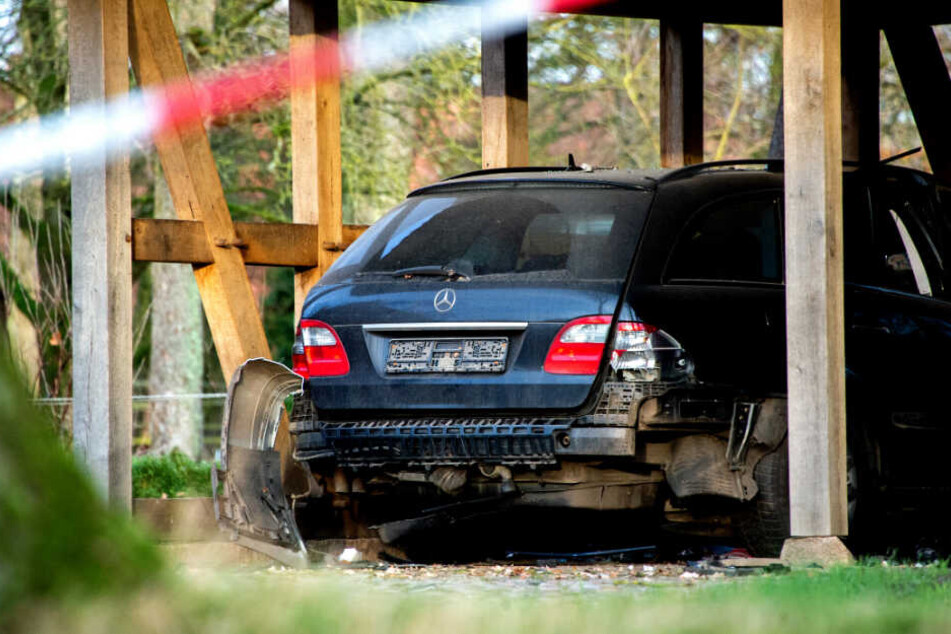 Ein Auto auf dem Grundstück der Walsroder Bürgermeisterin wurde durch eine Explosion beschädigt.