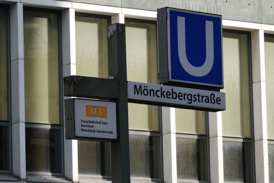 Ein Schild an der U-Bahn-Haltestelle Mönckebergstraße in der Innenstadt.