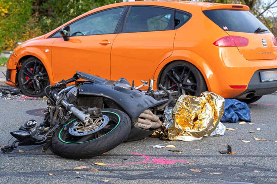 Ein Seat und ein Motorrad sind im Vogtlandkreis koliidiert.