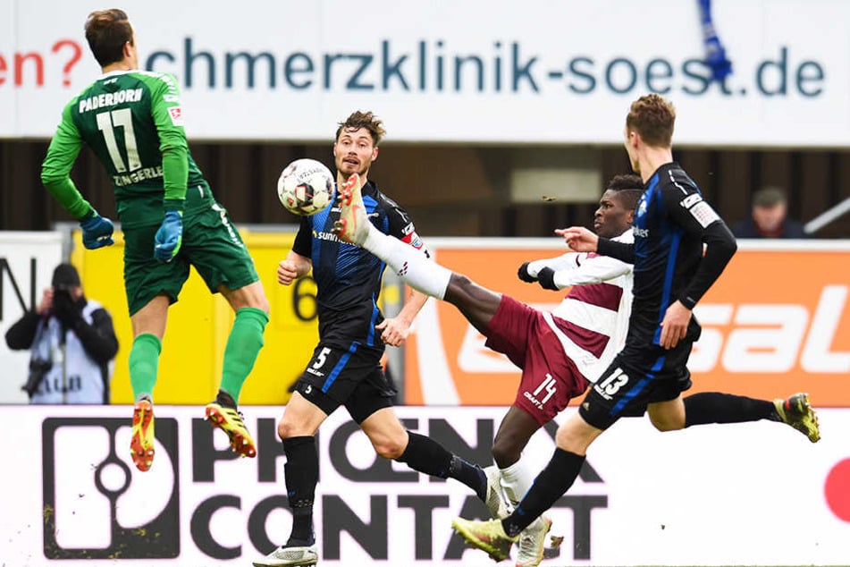 Einmal tauchte Dynamo-Angreifer Moussa Koné (2.v.r.) gefährlich vorm gegnerischen Tor auf. Mit gestrecktem Bein brachte er den Ball allerdings nicht an SCP-Keeper Leopold Zingerle (l.) vorbei.