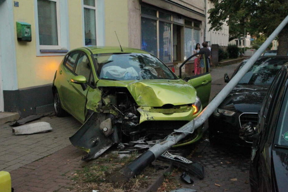 An den Autos und an der Laterne entstand Totalschaden.