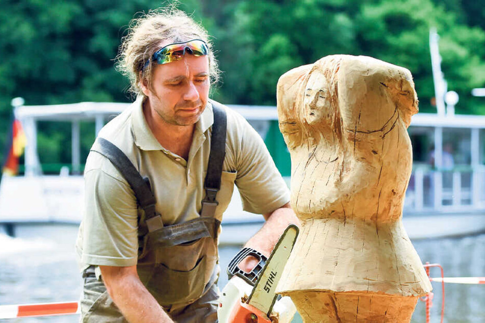 "Kunst am Wasser" lädt zum Spaziergang an die Talsperre Kriebstein ein - bis Sonntag entstehen hier drei neue Kunstwerke.