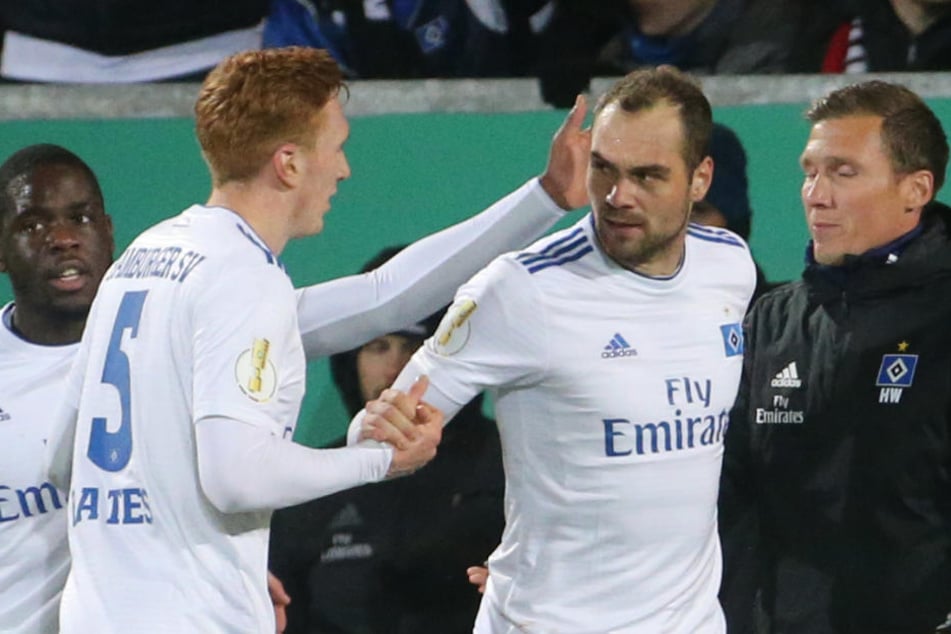 Torschütze Pierre-Michel Lasogga (Mitte) jubelt nach dem 1:0 mit David Bates (links) und Trainer Hannes Wolf.