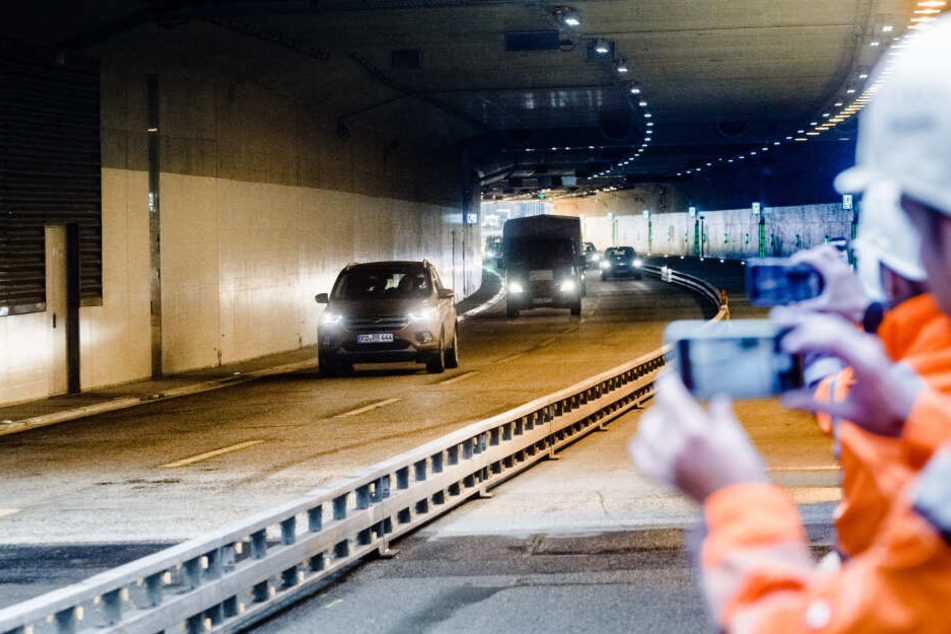 Bauarbeiter filmten das erste Fahrzeug, das durch die erste Röhre des Lärmschutzdeckels Schnelsen an der A7 in Richtung Süden fuhr.