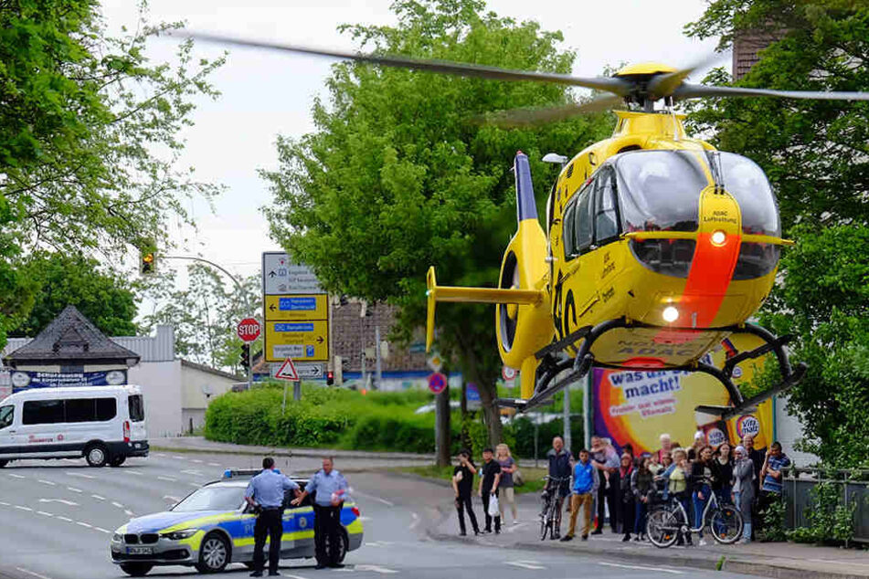 Gaffer behinderten den Transport eines lebensgefährlich verletzten Jungen.