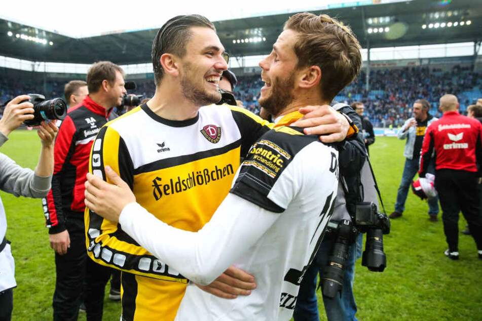 Am 16. April 2016 feierte Pascal Testreot nach dem 2:2 in Magdeburg zusammen mit Justin Eilers und Dynamo den Aufstieg in die 2. Bundesliga.