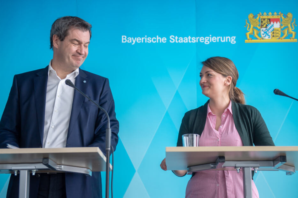 Markus Söder (CSU), Ministerpräsident von Bayern, und Judith Gerlach (CSU), Bayerns Staatsministerin für Digitales, nehmen an einer Pressekonferenz nach der Kabinettssitzung teil.