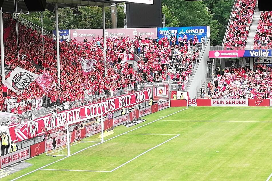 Gegen den 1. FC Saarbrücken schaltete sich die Videowand (am oberen Bildrand) des LEAG Energie Stadions vielfach aus.