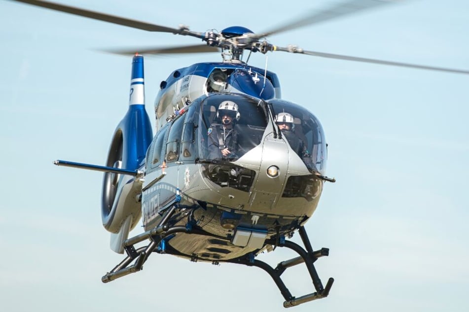 Mit einem Polizeihubschrauber musste der Mann gesucht werden. (Symbolbild)