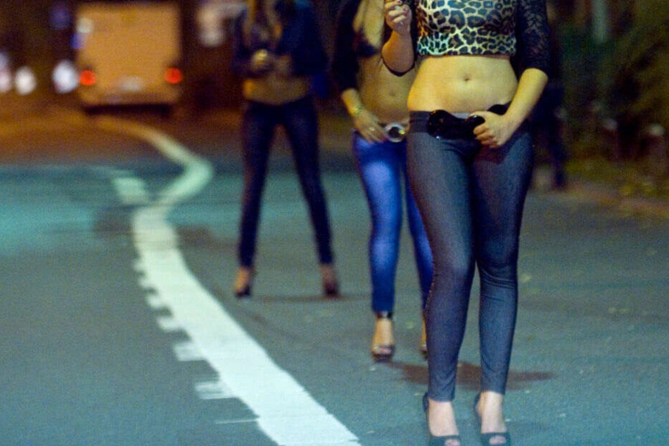 Prostituierte stehen am Straßenstrich.