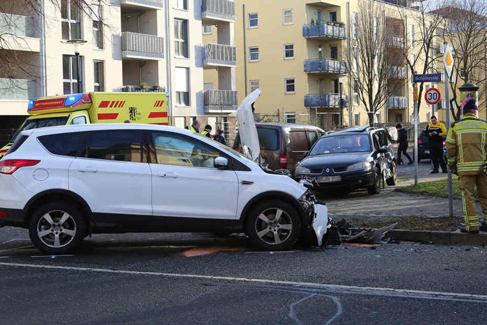 Drei Personen wurden bei dem Unfall verletzt.