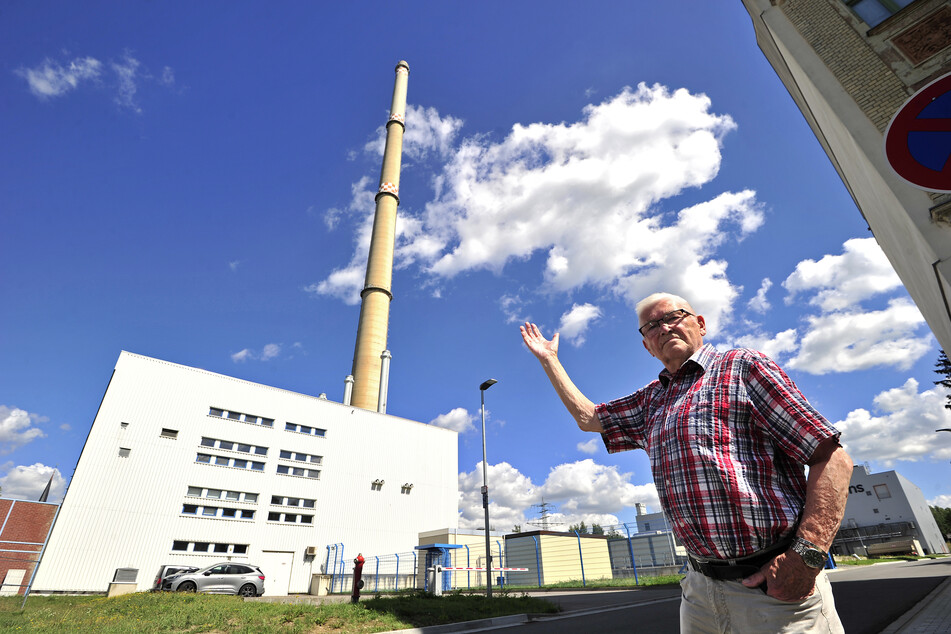 Joachim Höfler (84) schlägt vor, die Esse in Altchemnitz für ein Windrad zu nutzen. Das 225 Meter hohe Bauwerk im Heizkraftwerk Süd in Altchemnitz soll voraussichtlich diesen Herbst abgerissen werden.