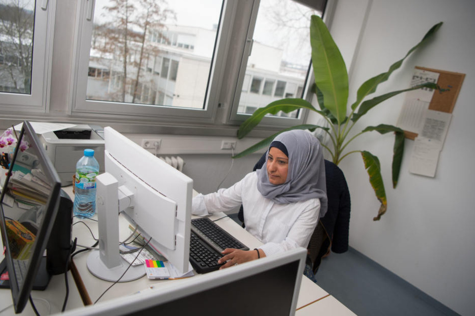 Die syrische Wissenschaftlerin an ihrem Arbeitsplatz.