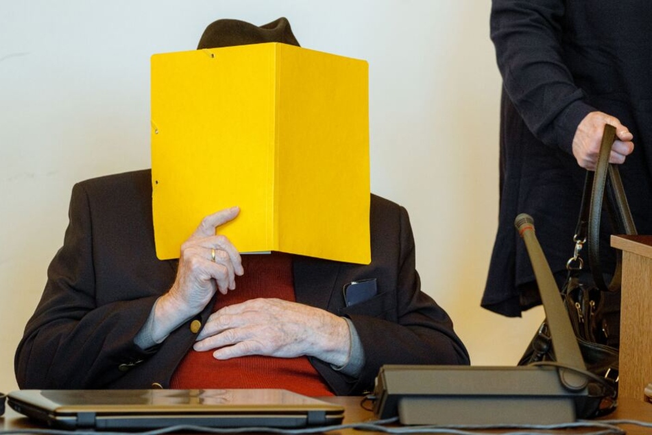 Der 93-jährige Angeklagte sitzt im Gerichtssaal.