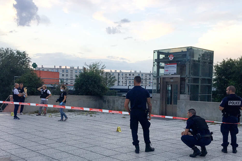 Polizisten sperren den Tatort ab, wo ein Angreifer eine Person zu Tode erstochen haben soll und daraufhin verhaftet wurde.