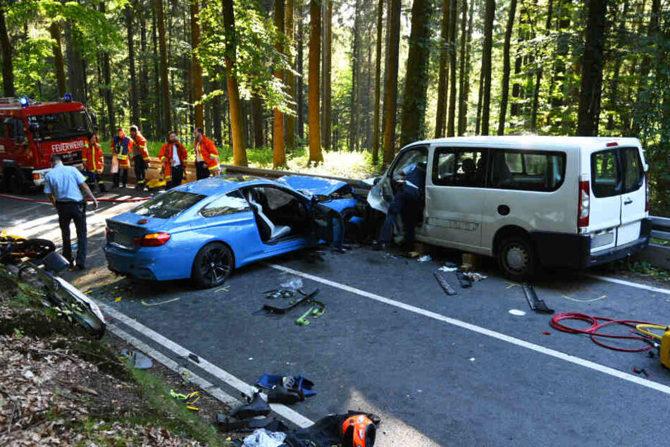 Einsatzkräfte am Abend an der Unfallstelle.