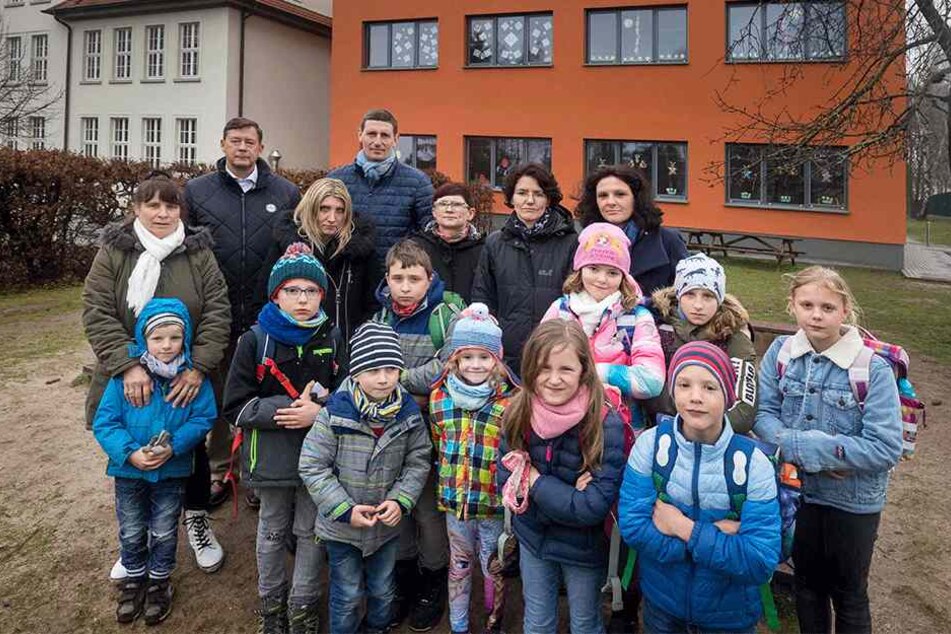 Eltern und Kinder der Grundschule Schönau sind unzufrieden mit den Plänen des Schulverwaltungsamtes.