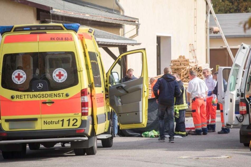 Rettungskräfte fanden den Mann leblos vor. (Symbolbild)