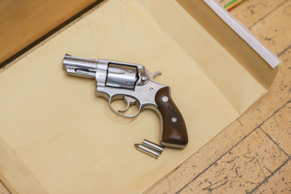 Die Polizei präsentierte am Mittwoch (9. Januar) eine sichergestellte Schusswaffe.