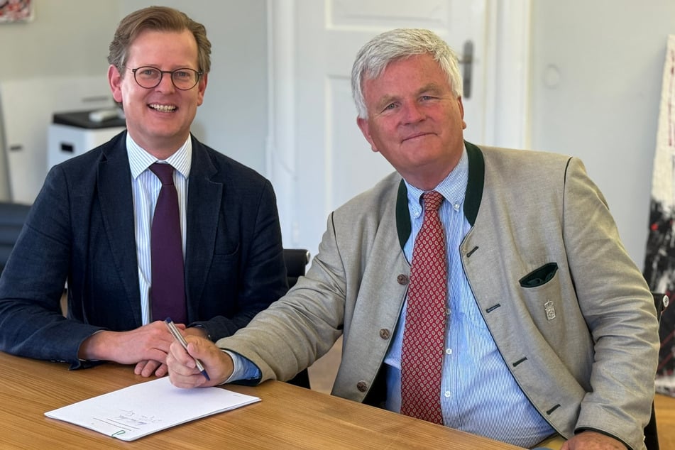 Michael Prinz von Baden (l.) und Georg Prinz zur Lippe (68, r.) nach der Vertragsunterzeichnung.