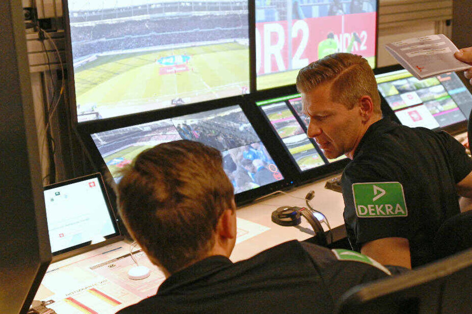 Die Video-Assistenten Mark Borsch (l) und Tobias Welz (r) sitzen an ihrem Platz: Sollen Trainer einen Video-Beweis anfordern können?
