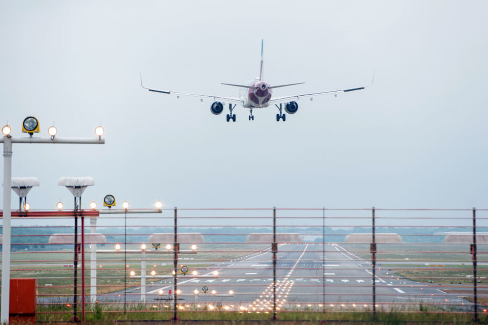 Ein Flugzeug am Helmut-Schmidt-Airport.
