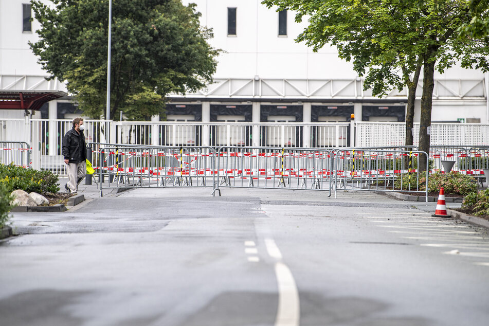 Absperrgitter stehen vor dem Betriebsgelände der Firma Tönnies. Während einige Mitarbeiter der Verwaltung wieder zur Arbeit gehen dürfen, ist der Zugang für die Arbeiter in der Zerlegung noch immer gesperrt.