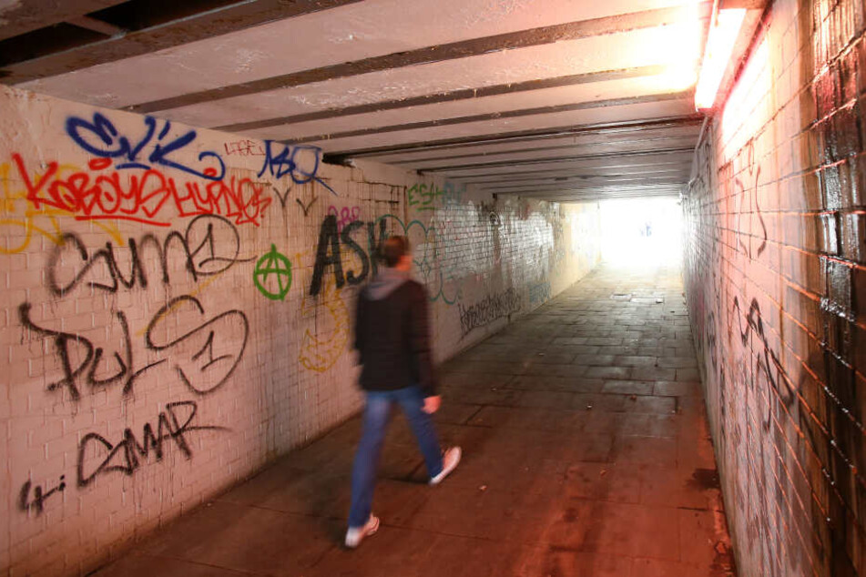 Ein Mann geht durch einen Fußgängertunnel in Hamburg.