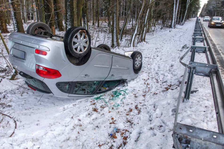Ein Renault kam auf der S266 von der Fahrbahn ab, überschlug sich und kam auf dem Dach zum Liegen.