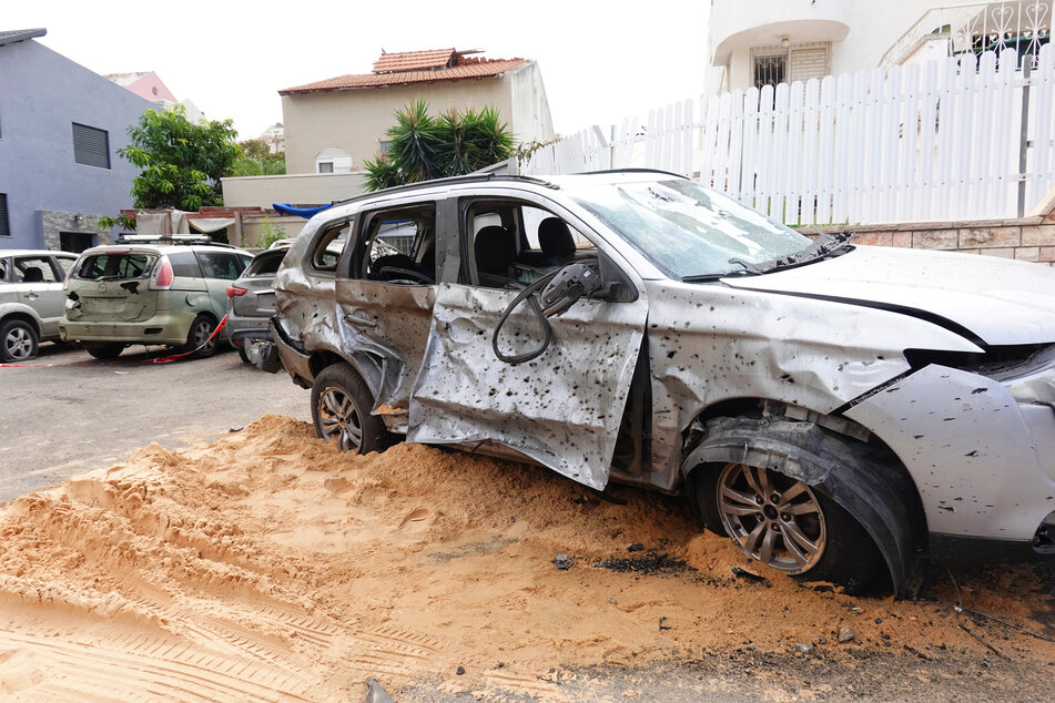 Nach der Explosion einer Rakete, die aus dem Gazastreifen abgefeuert wurde, ist ein Auto mit Einschlaglöchern von Splittern übersät.