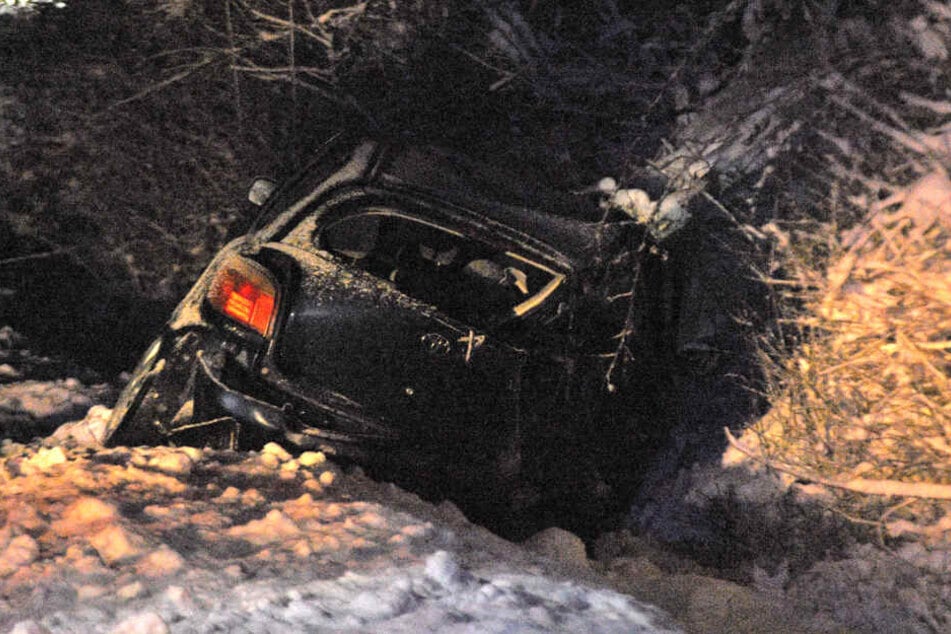 Der verunfallte Wagen im schneebedeckten Graben.