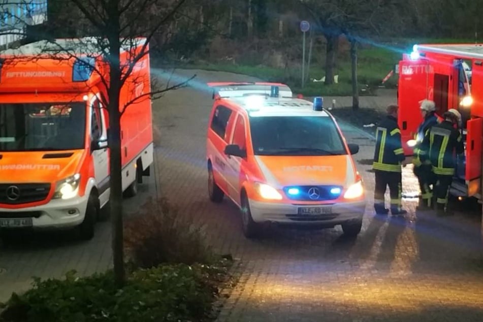 Die Feuerwehr und Sanitäter bei dem Einsatz in Kleve.