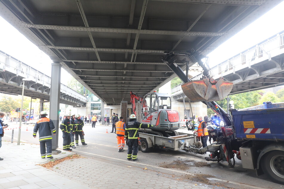 Polizei und Feuerwehr sichern die Unfallstelle.