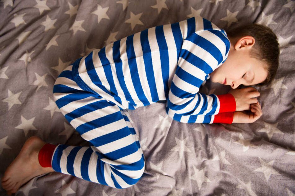 Als seine Eltern tief und fest schliefen, schlich sich der kleine Junge aus dem Haus. (Symbolbild)