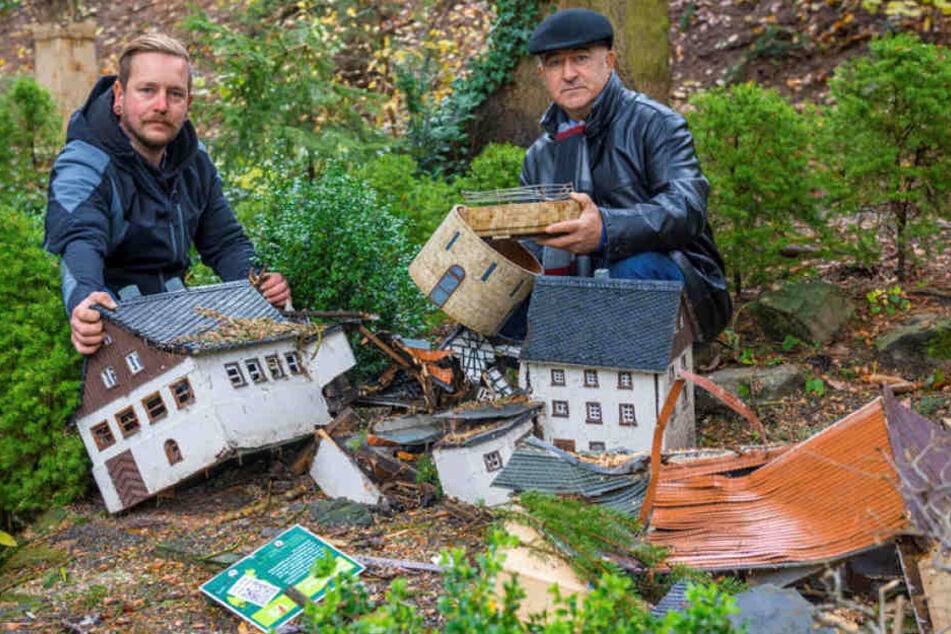 Stefen Hofmann (61, r.) vom Freiberger Brauhaus hilft im Klein Erzgebirge, das vier zerstörte Mini-Gebäude ersetzen muss, so Stephan Drichelt (32).