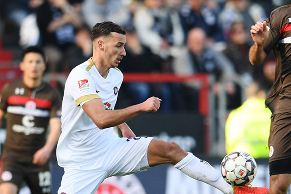 FCE-Abwehrchef Dominik Wydra (l., im Zweikampf mit St. Paulis Alexander Meier) ist überzeugt, am Samstag mit seinem Auer Abwehrbollwerk auch die bärenstarke Offensive des SC Paderborn aufhalten zu können