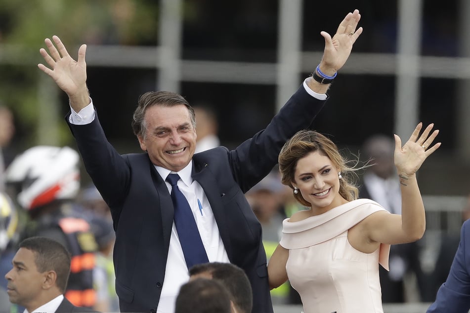 Brasiliens Präsident Jair Bolsonaro und seine Frau Michelle bei seiner Amtseinführung im Jahr 2019. Nachdem der 65-Jährige seine Corona-Erkrankung überstanden hat, ist nun seine 38-jährige Ehefrau infiziert. (Archivbild)