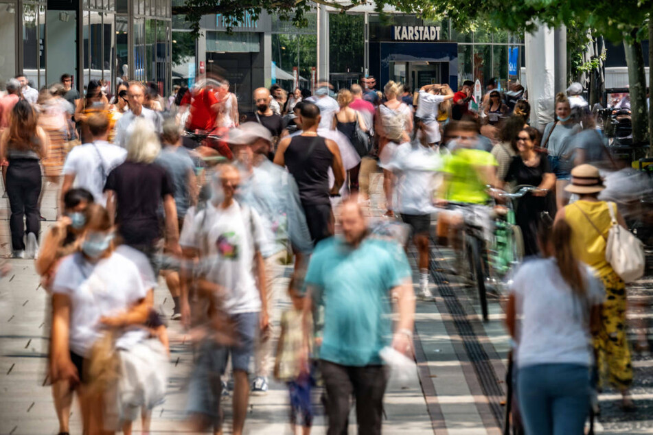 Trotz steigender Neuinfektionen ist auf der Zeil in der Frankfurter City ordentlich Betrieb.