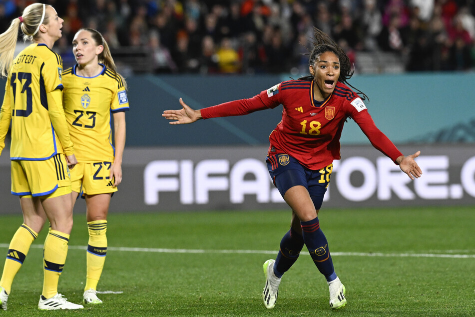 Freudenschrei: Salma Paralluelo (r.) brachte ihr Land in der 81. Minute in Führung. Am Ende steht es 2:1 für Spanien.