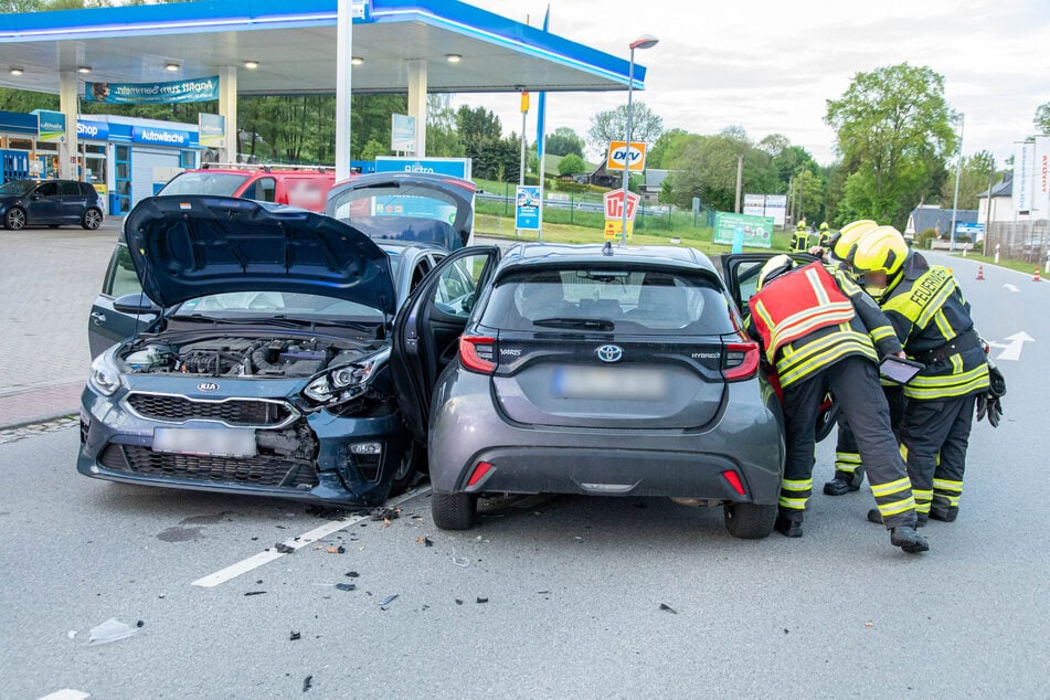 In Thalheim krachten am Donnerstagabend zwei Autos zusammen. Die Feuerwehr war im Einsatz.