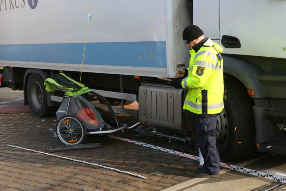 Schlimmer Anblick: Der Lkw-Fahrer übersah am Nürnberger Platz in Dresden Vater und Kind. Während der Knirps unverletzt blieb, kam der Radler mit schweren Verletzungen ins Krankenhaus.