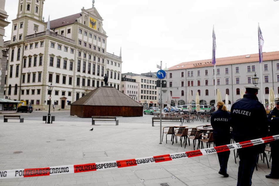 Unter anderem in Augsburg musste das Rathaus von der Polizei evakuiert werden.