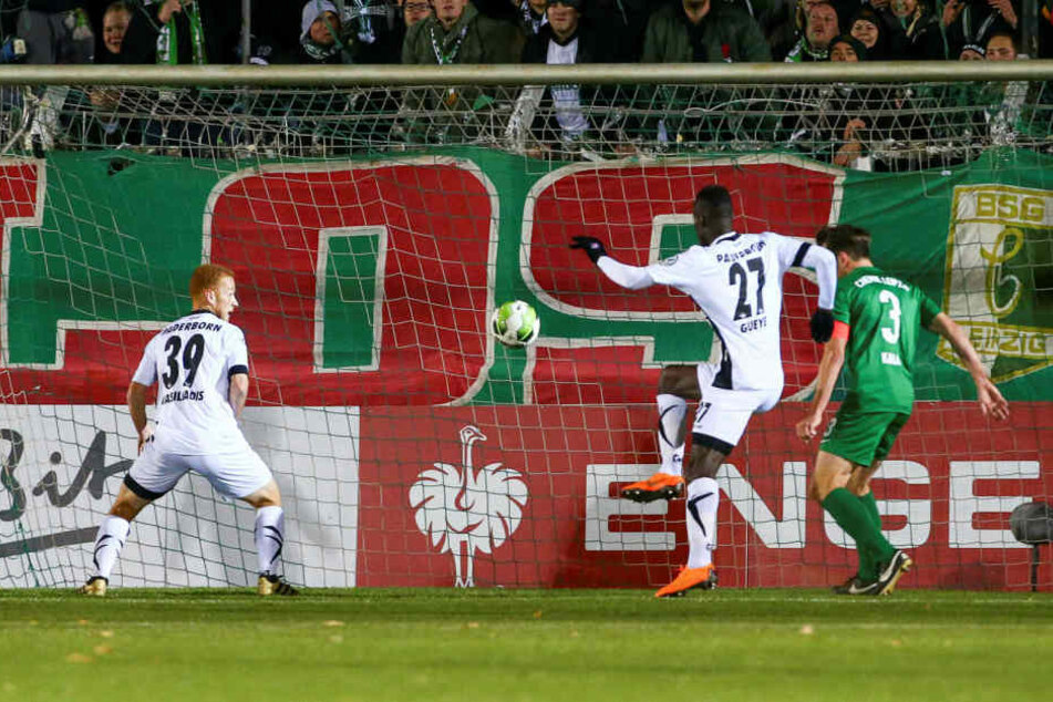 Weil Torhüter Julien Latendresse-Levesque (nicht im Bild) vom Flutlicht geblendet wurde, klärte er eine Ecke ungenügend. Babacar Gueye (#27) spekulierte richtig und staubte zum 1:0 für Paderborn ab.